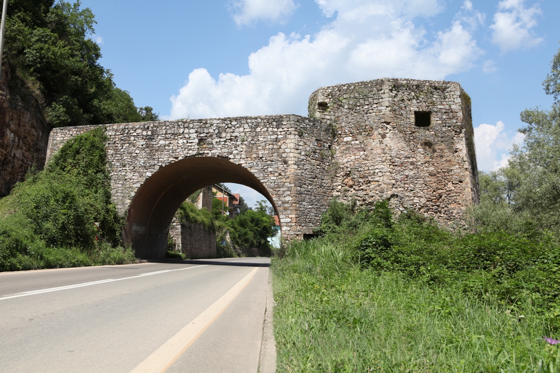 simbol grada gradska kapija zvornik
